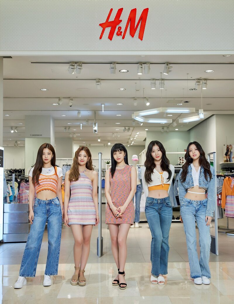 220422 ITZY at H&M Department Store documents 6