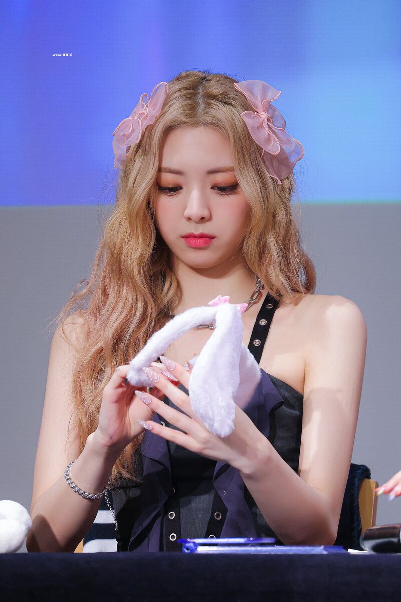 220724 ITZY Yuna - Fansign Event documents 2