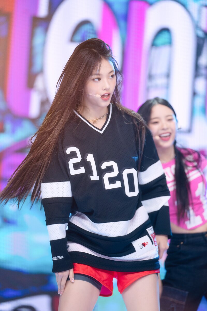 220807 NewJeans Haerin 'Attention' at Inkigayo documents 10