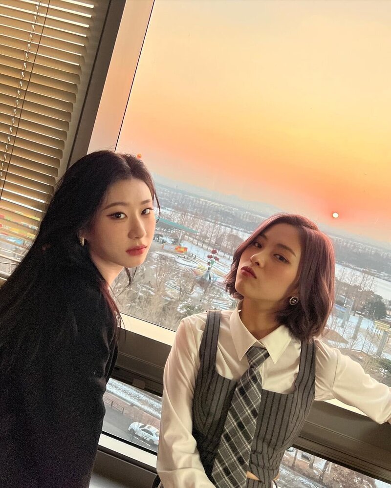 230605 ITZY Instagram Update - Chaeryeong and Ryujin documents 1