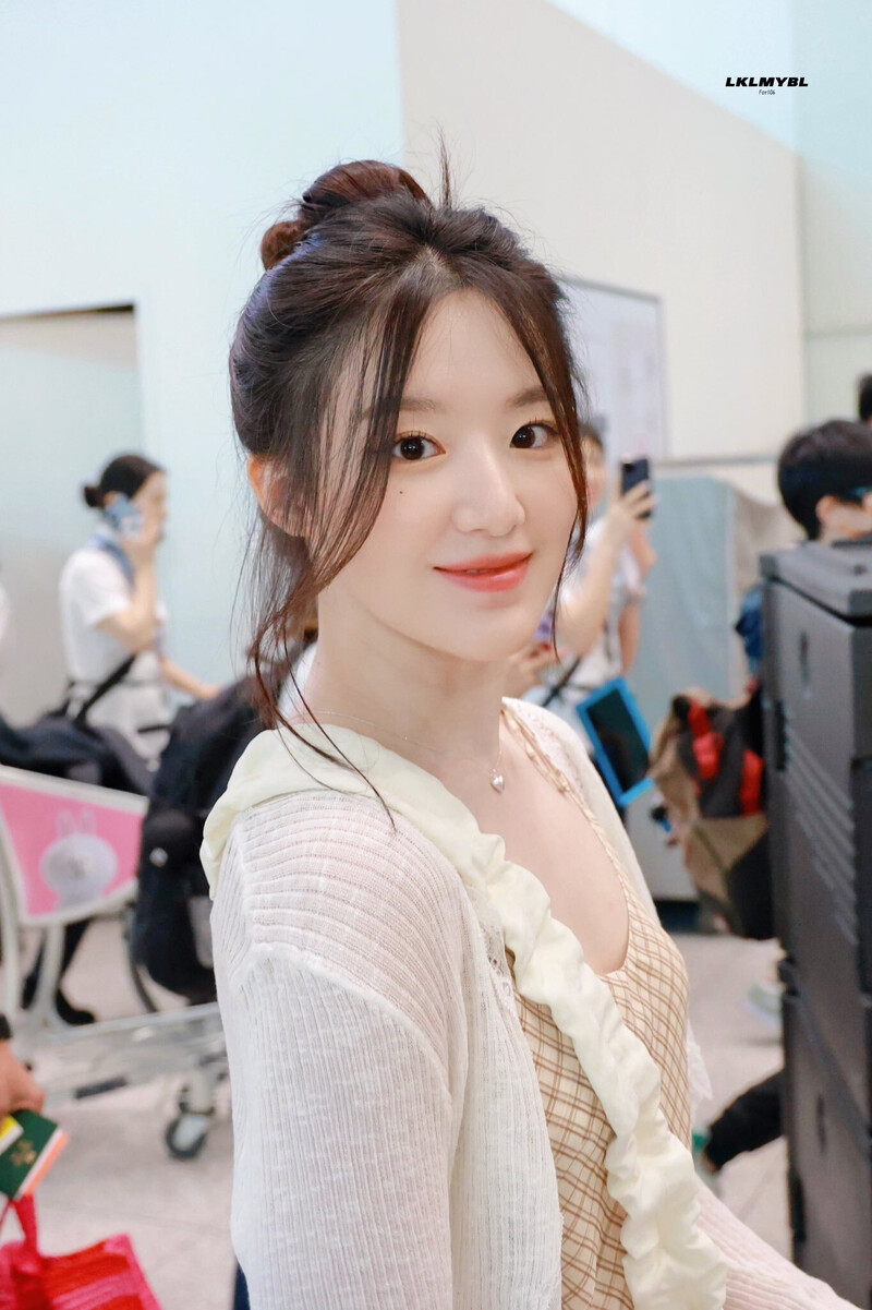 240608 (G)I-DLE Shuhua at Incheon Imternational Airport documents 4