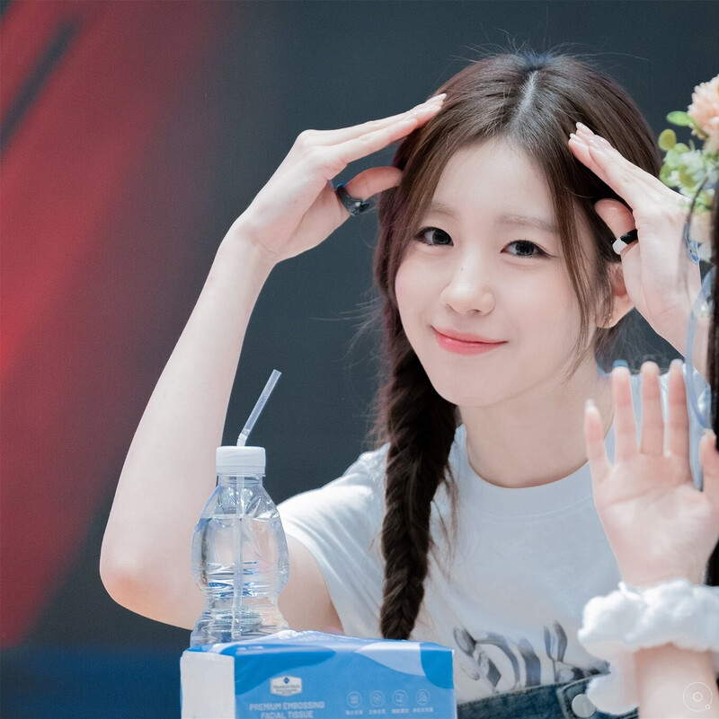 240804 WOOYEON of WOOAH at Fansign event & Commute documents 5