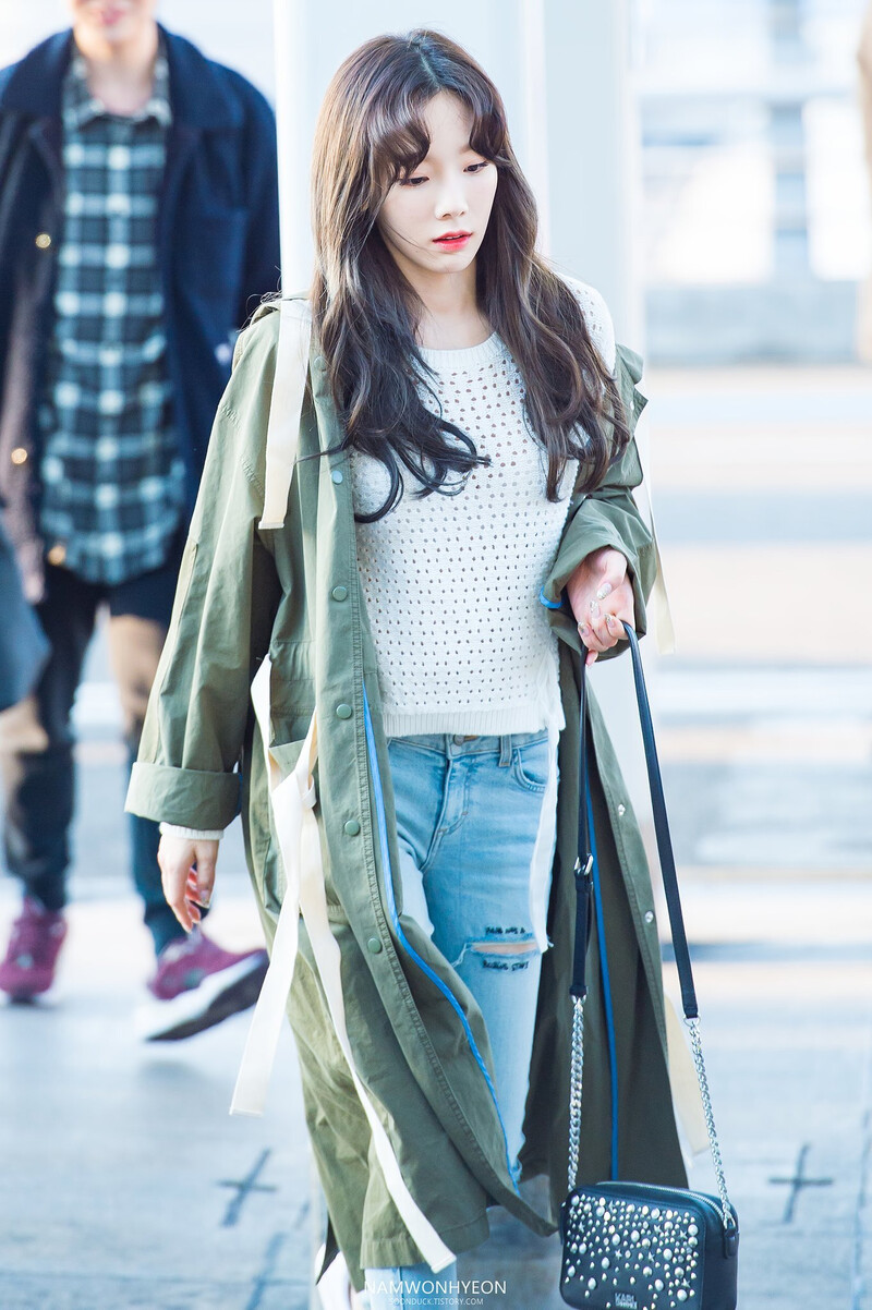 170401 Girls' Generation Taeyeon at Incheon Airport documents 3