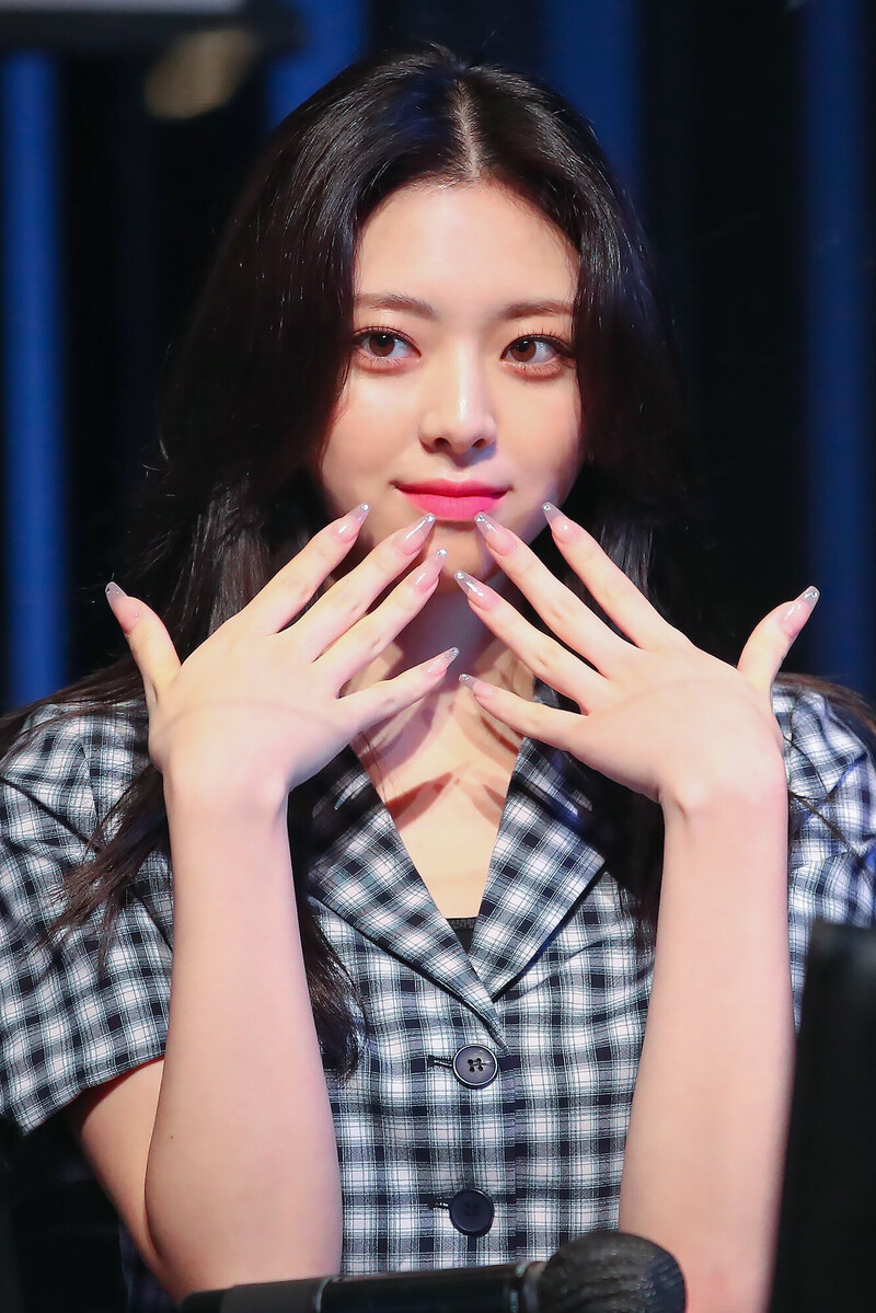 210704 ITZY Yuna documents 20