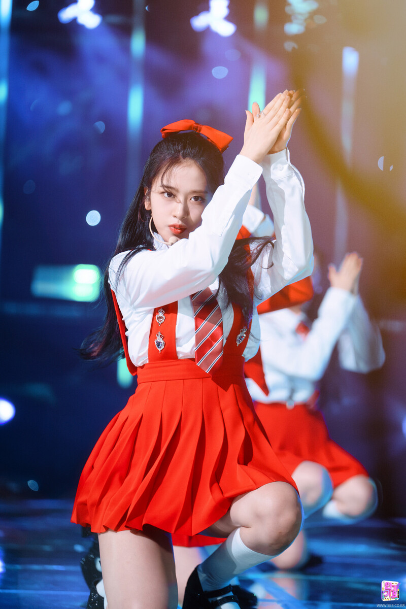 220501 IVE Yujin - 'LOVE DIVE' at Inkigayo documents 4