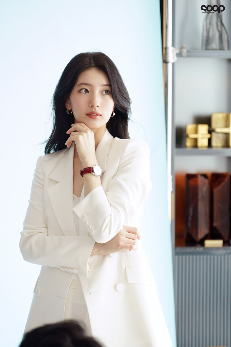 220812 SOOP Naver Post - Bae Suzy - Longines Photoshoot Behind documents 20