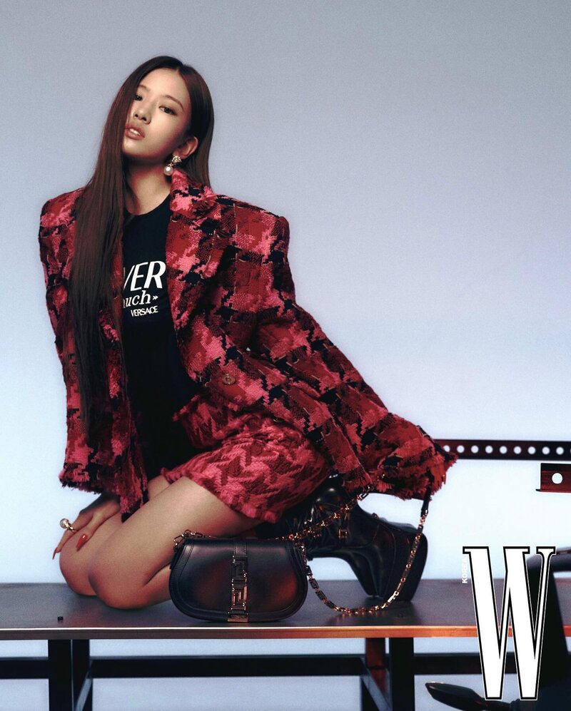 220819 IVE Yujin for W Korea x Versace 2022 FW Collection documents 3