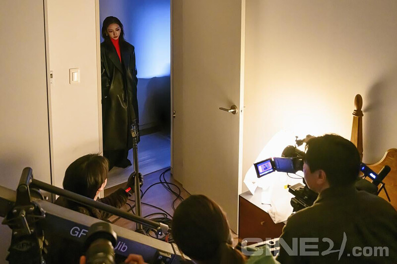 241217 Karina for Cine21 x HELLO, NEW SANTA (Issue No.1486 - Filming Site Pics) documents 2