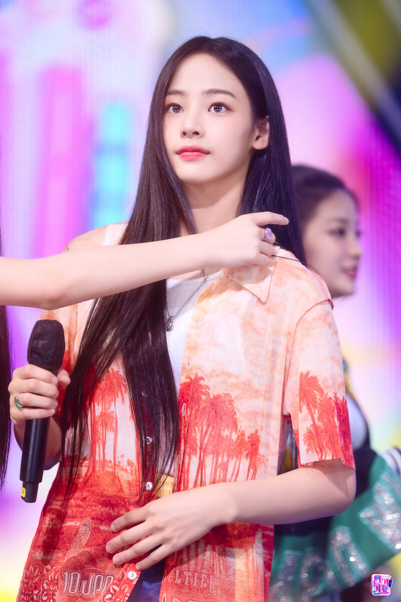 220814 NewJeans Minji - 'Attention' at Inkigayo documents 1