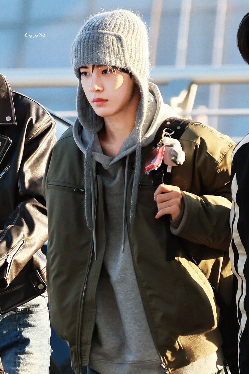 250102 Close Your Eyes Song Seungho at Incheon International Airport documents 11