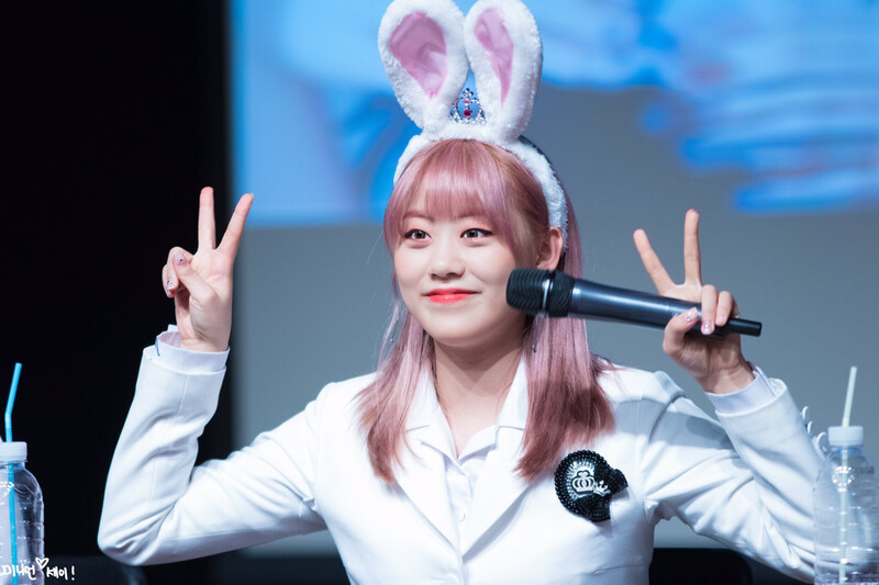 180317 Weki Meki Lua at 'Lucky' Apgujeong Fansign documents 1