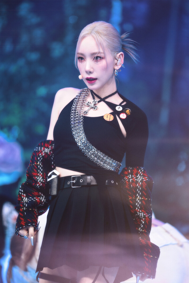 220220 Taeyeon - 'INVU' at Inkigayo documents 19