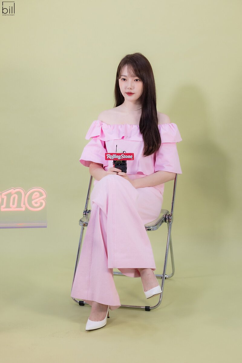 230718 Bill Entertainment Naver Post - Yerin for 'Rolling Stone Korea' behind documents 15