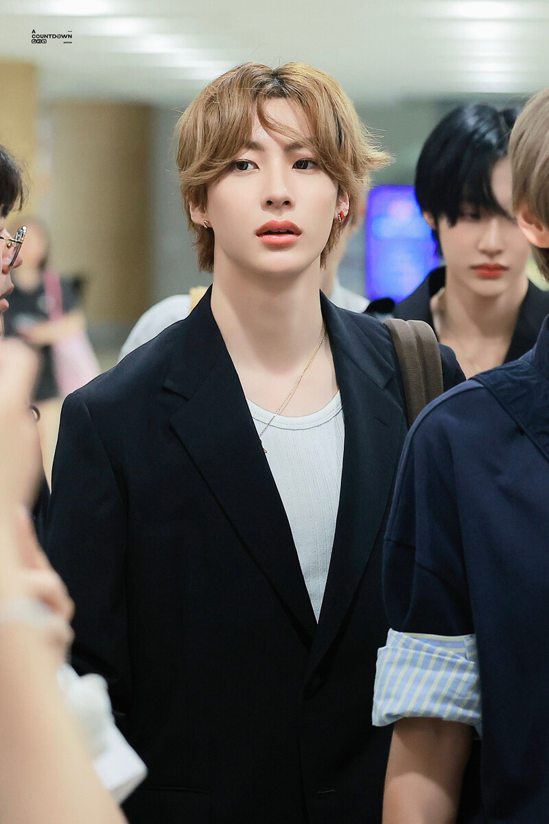 240628 RIIZE Anton at Gimpo International Airport documents 2