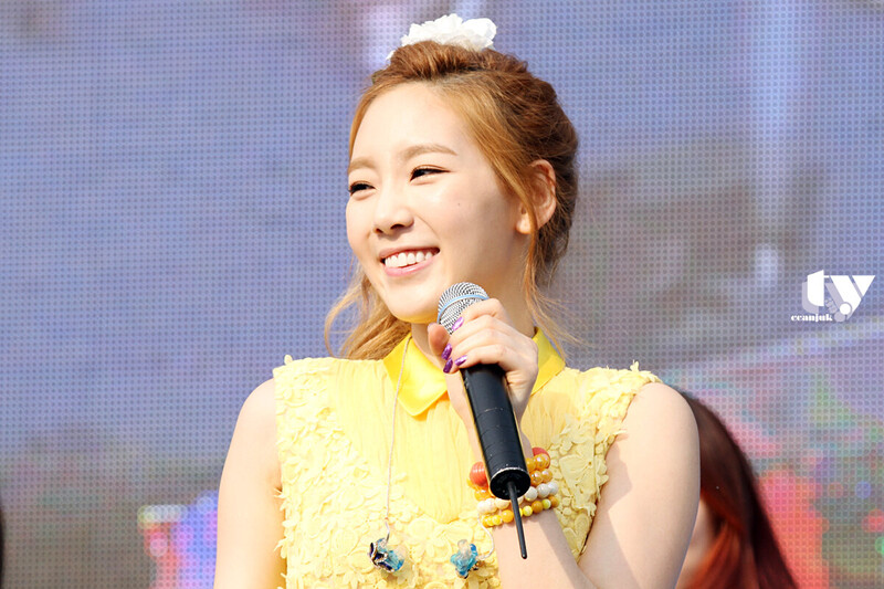 130525 Girls' Generation Taeyeon at Kyungbok High School Festival documents 6