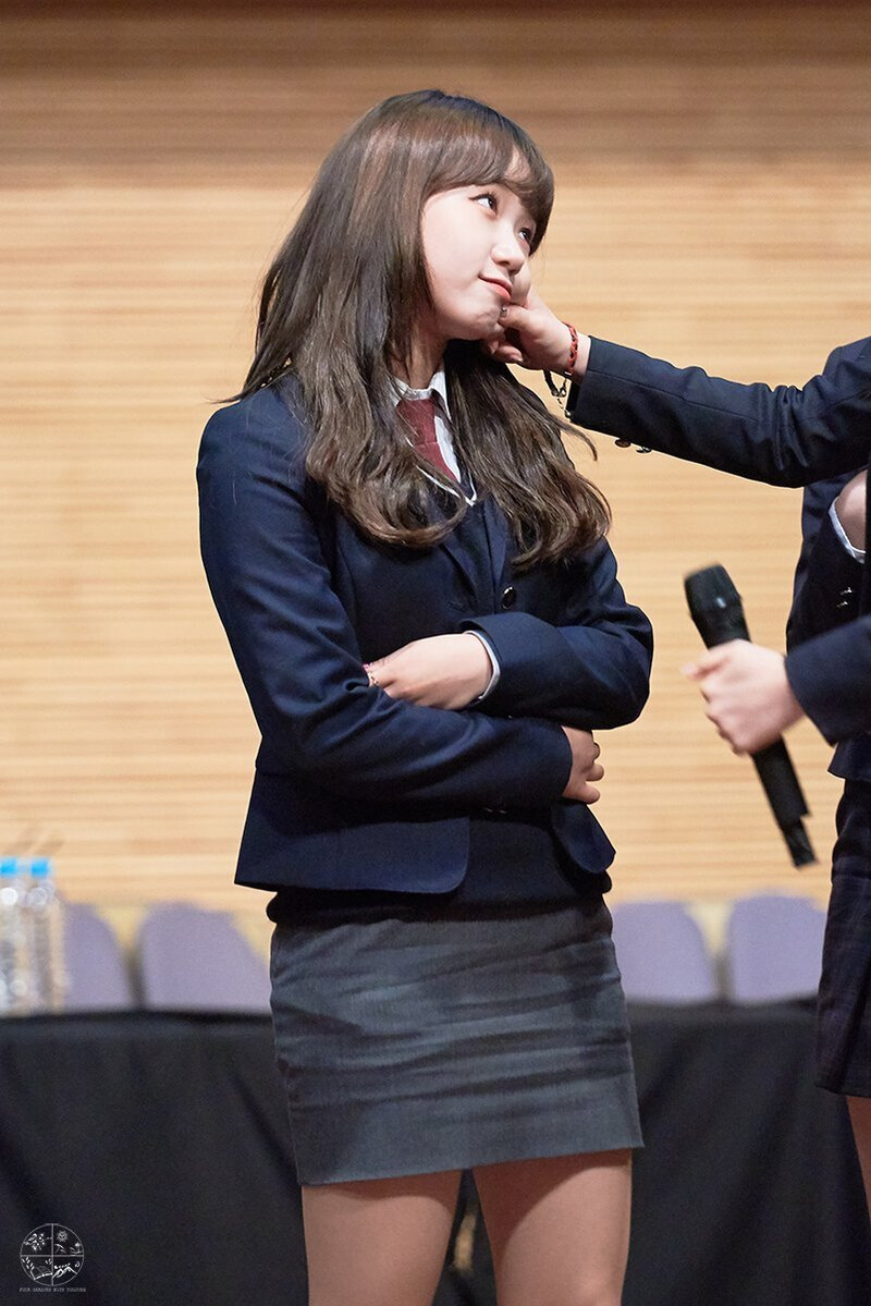 180519 Weki Meki Yoojung at 'Lucky' Gangbyeon Fansign documents 1