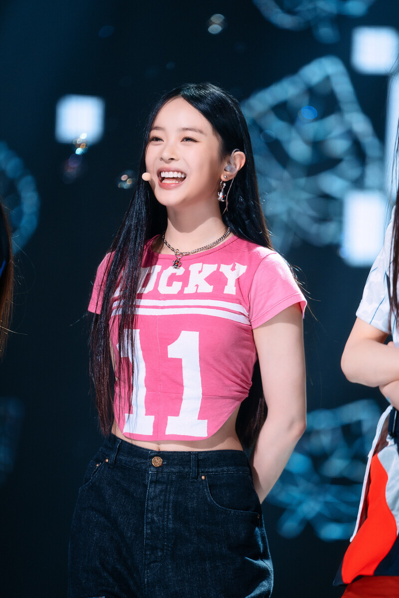 220807 NewJeans Hanni 'Attention' at Inkigayo documents 18