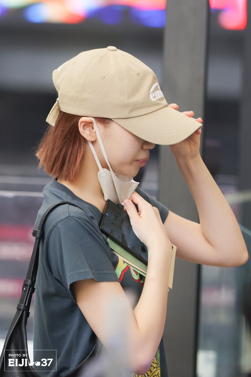 240810 LE SSERAFIM Chaewon at Gimpo International Airport documents 1