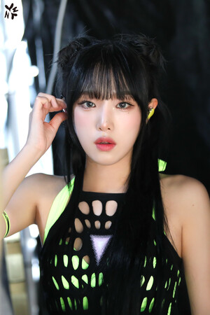 240912 Yuehua Naver Update with Yena - Waterbomb Festival Behind