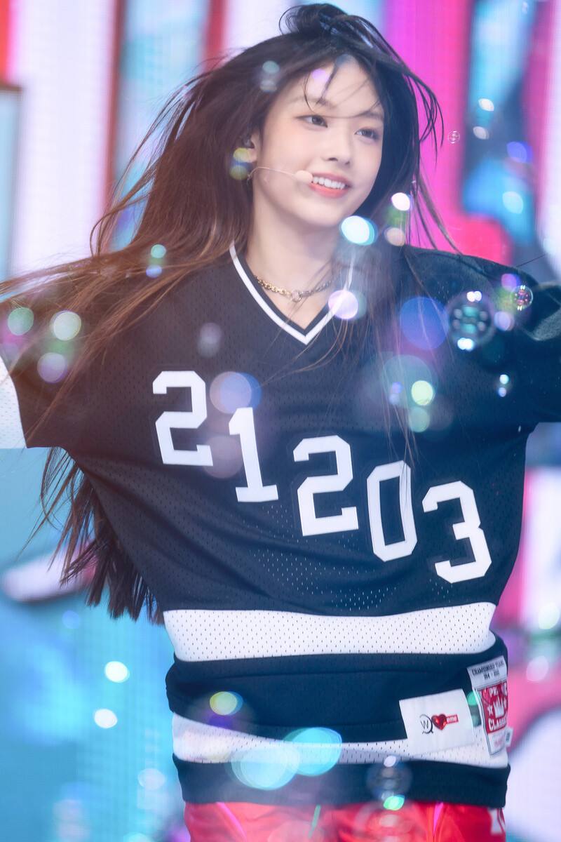 220807 NewJeans Haerin 'Attention' at Inkigayo documents 24