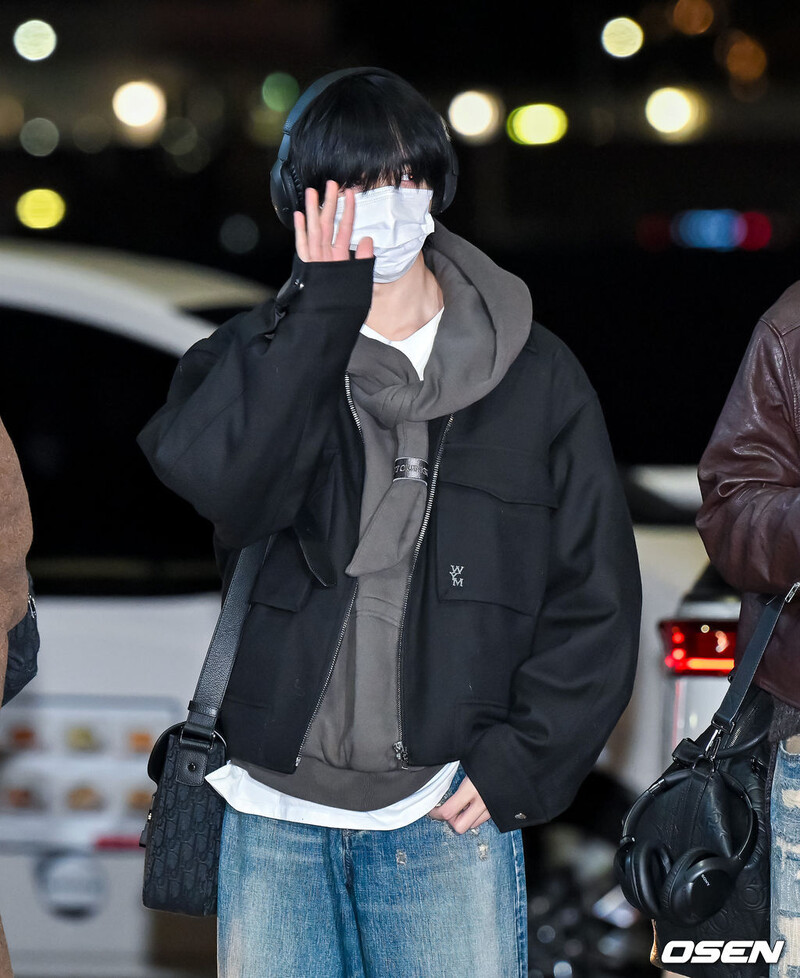 250103 TXT Beomgyu at Incheon Airport documents 3