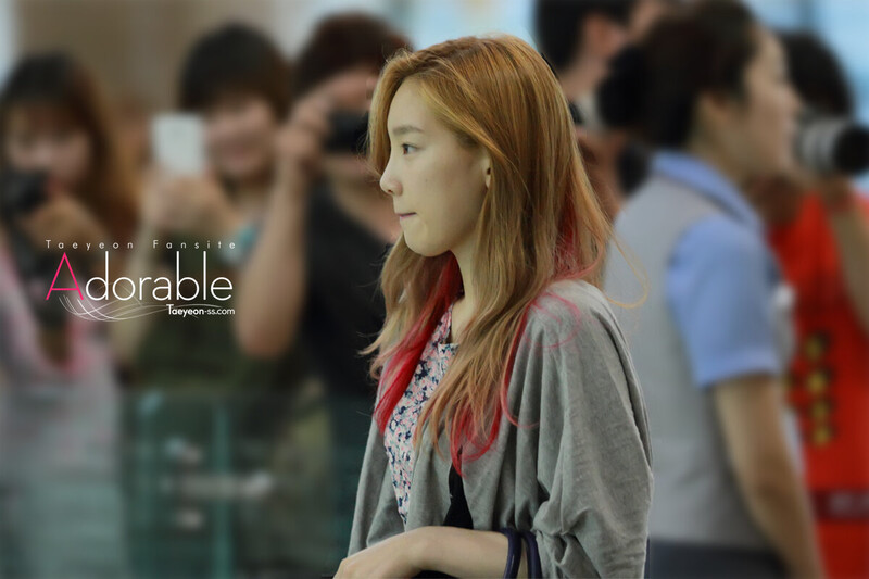 130711 Girls' Generation Taeyeon at Gimpo Airport documents 2