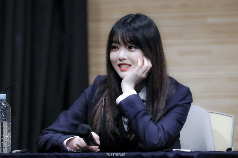 180519 Weki Meki Suyeon at 'Lucky' Fansign documents 2