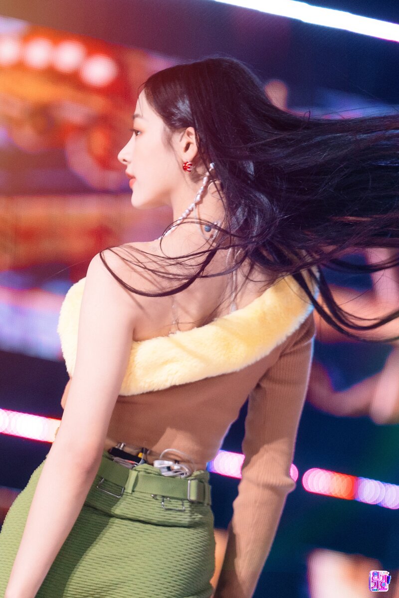 220821 NewJeans Minji - 'Attention' at Inkigayo documents 22