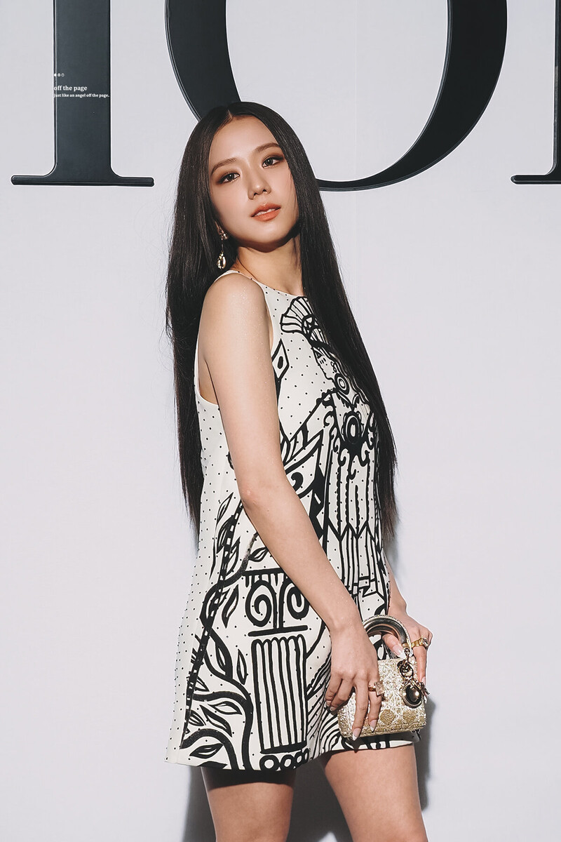 210928 JISOO at the DIOR Spring/Summer 2022 Show at Paris Fashion Week documents 16