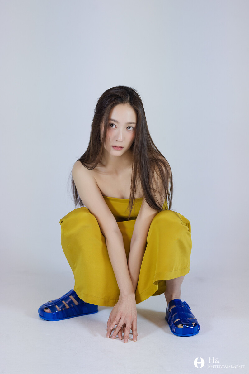 220405 H& Naver Post - Krystal - ELLE D Edition Photoshoot Behind documents 16