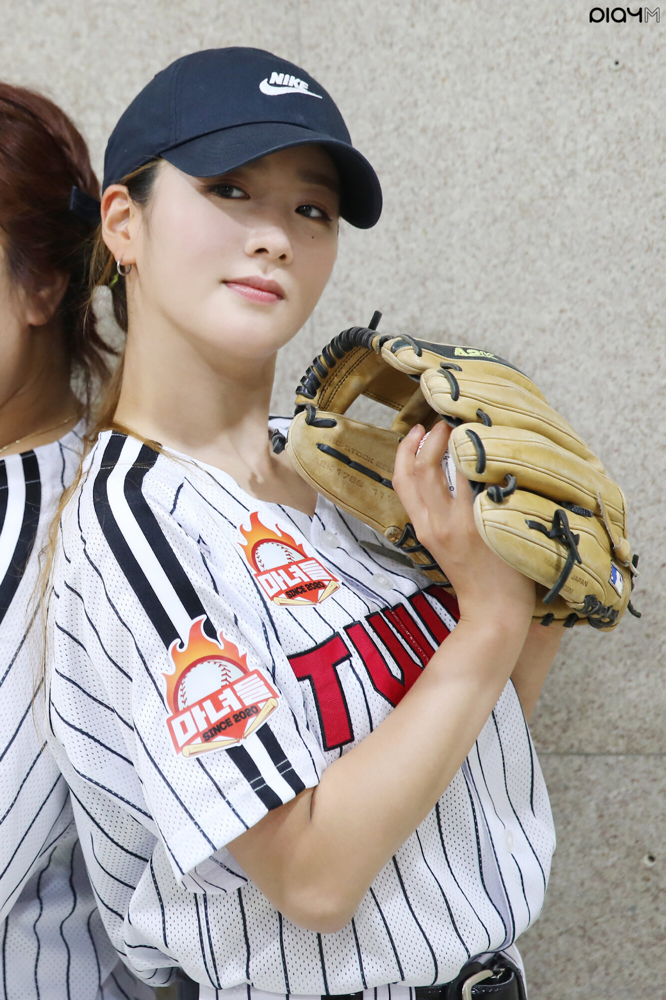 210604 PlayM Naver Post - Apink's Bomi LG Twins First Pitch Behind