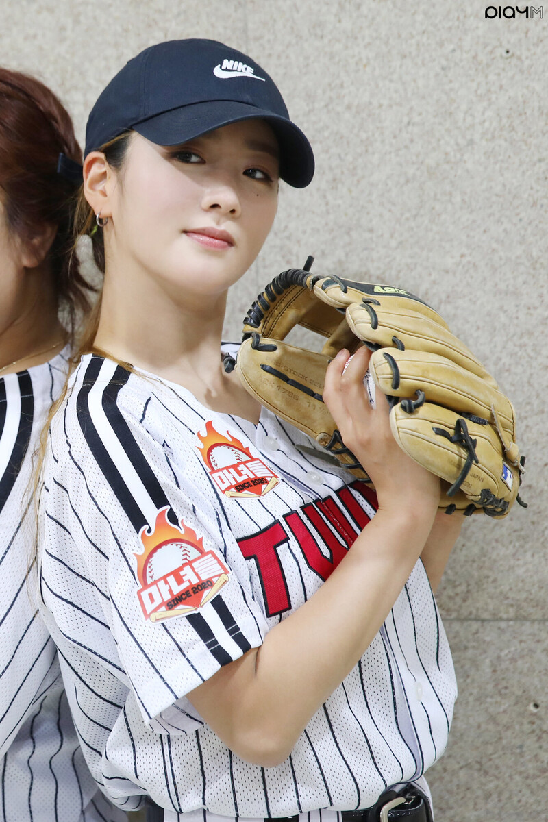 210604 PlayM Naver Post - Apink's Bomi LG Twins First Pitch Behind documents 15