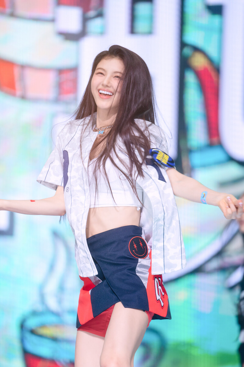220807 NewJeans Danielle 'Attention' at Inkigayo documents 9