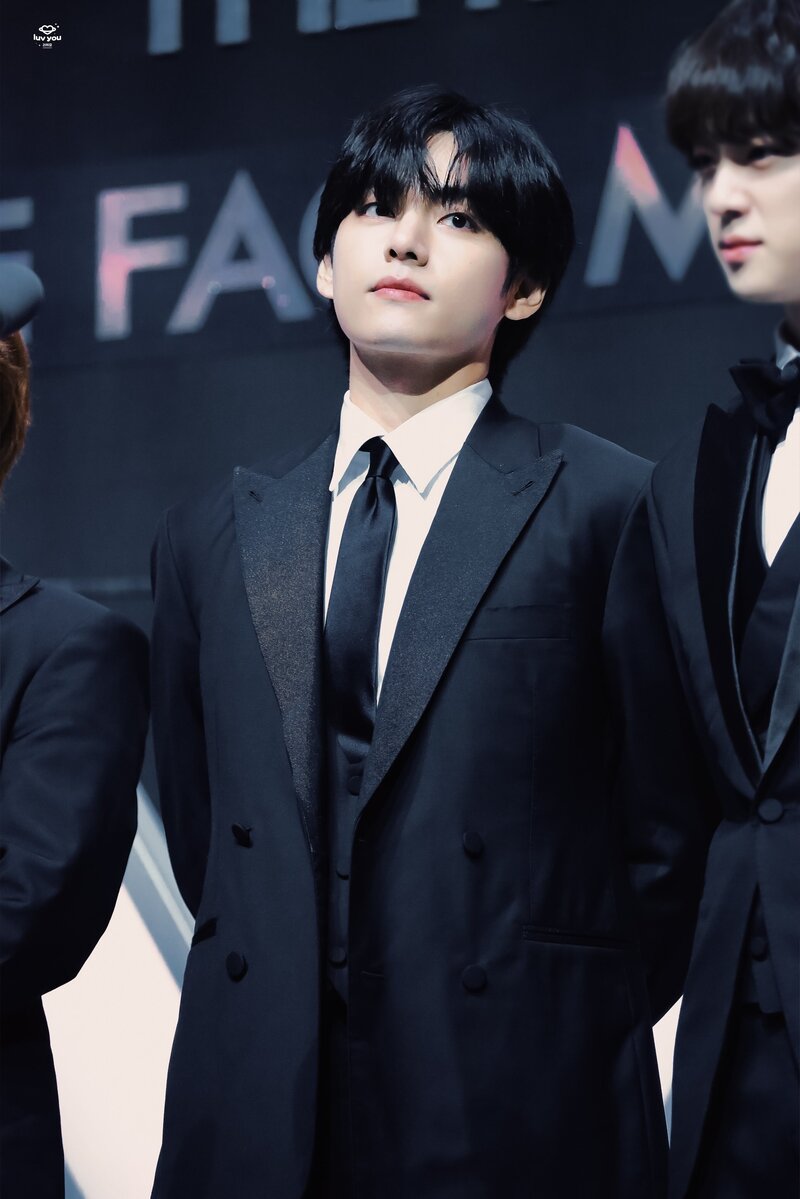 221008 BTS V at The Fact Music Awards 2022 documents 15