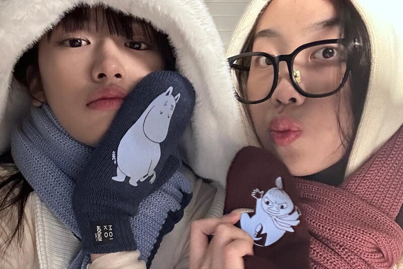 230610 Lee Young Ji Instagram Update with Yujin documents 1