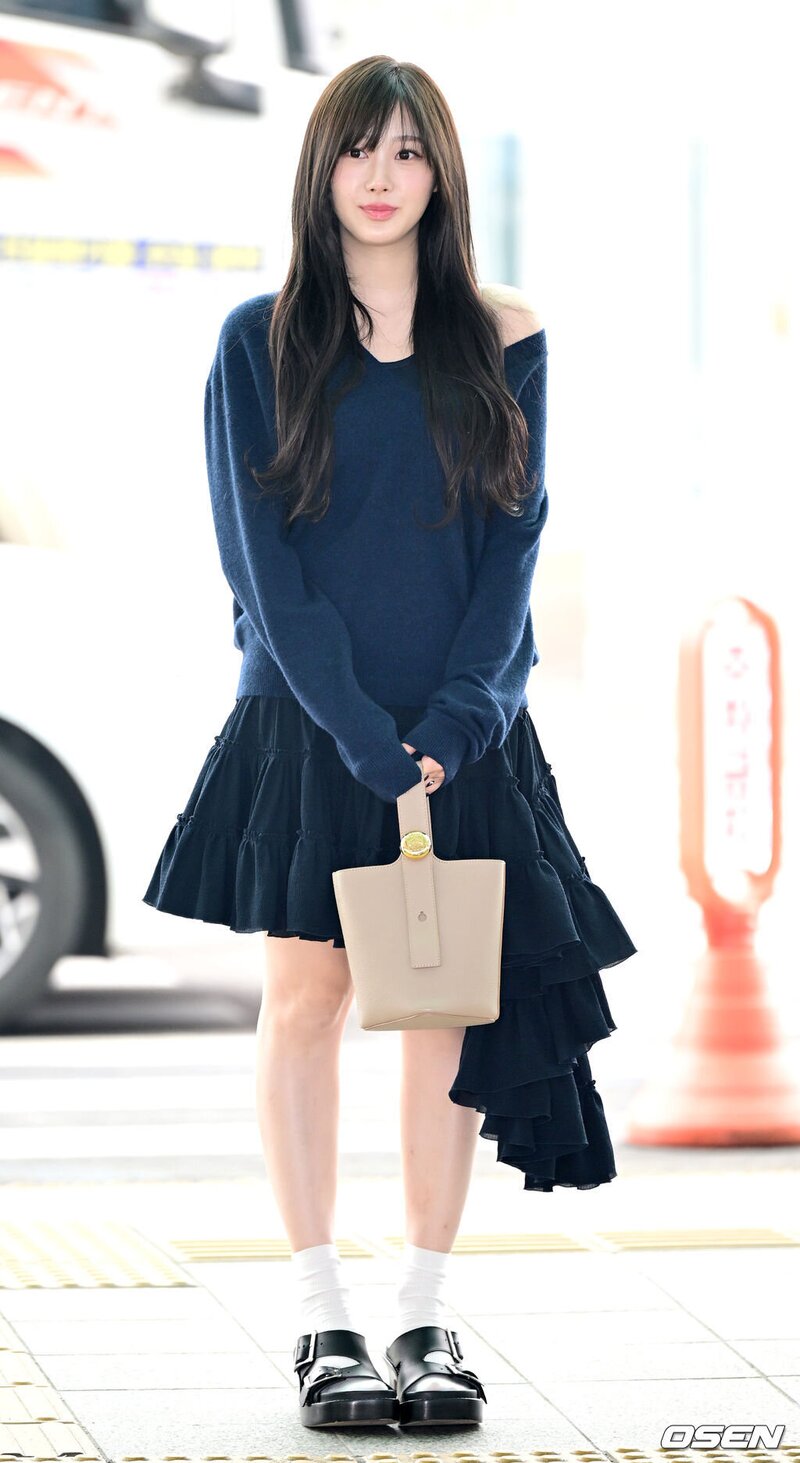 240229 GISELLE at the Incheon International Airport documents 6