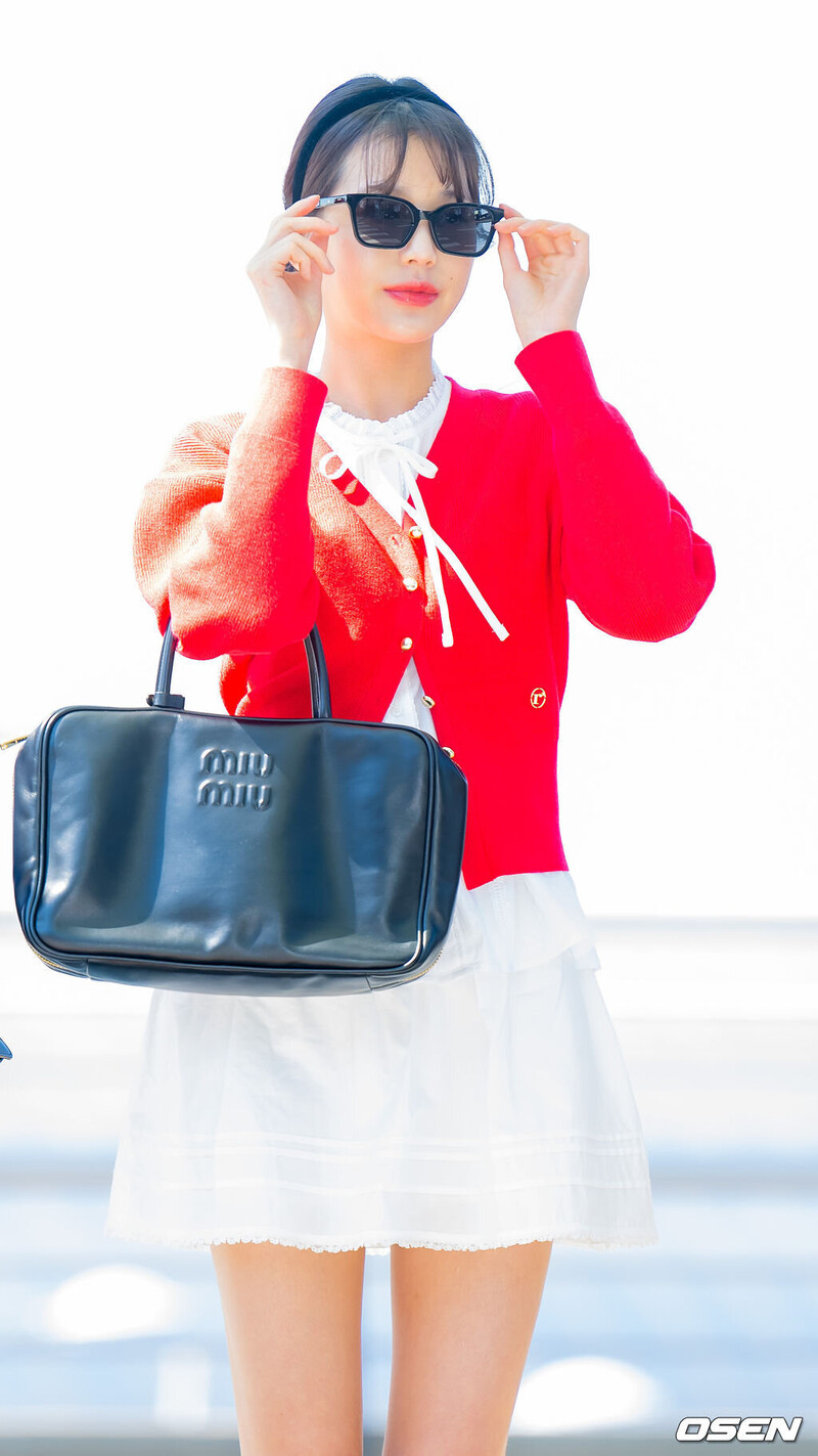 240603 IVE Wonyoung at Incheon International Airport documents 4