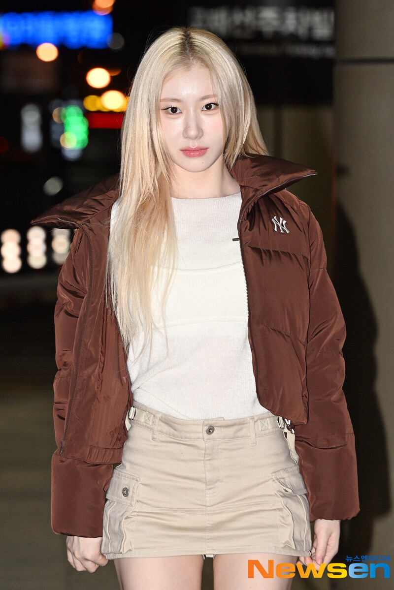 241013 ITZY Chaeryeong at Gimpo International Airport documents 2