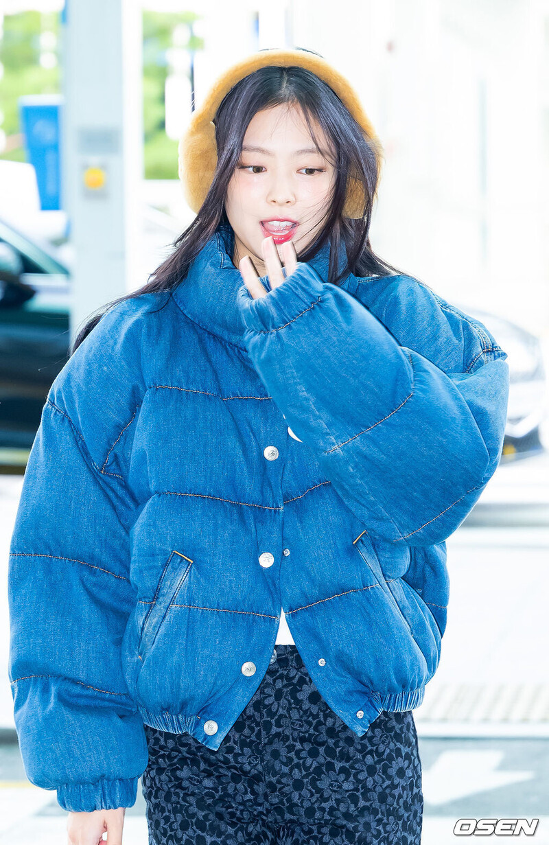 241110 JENNIE at Incheon Airport documents 18