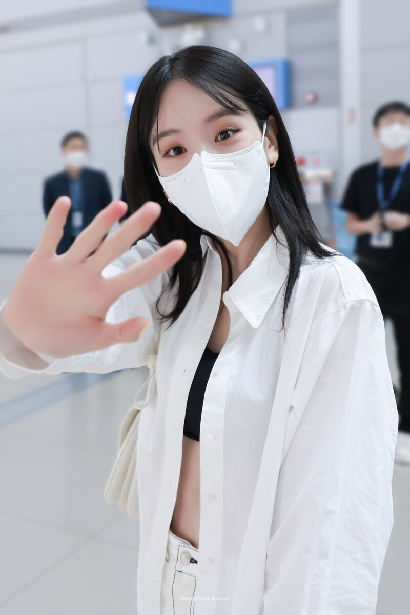 220817 WJSN Seola at Incheon Airport heading to the United States for KCON 2022 LA documents 4