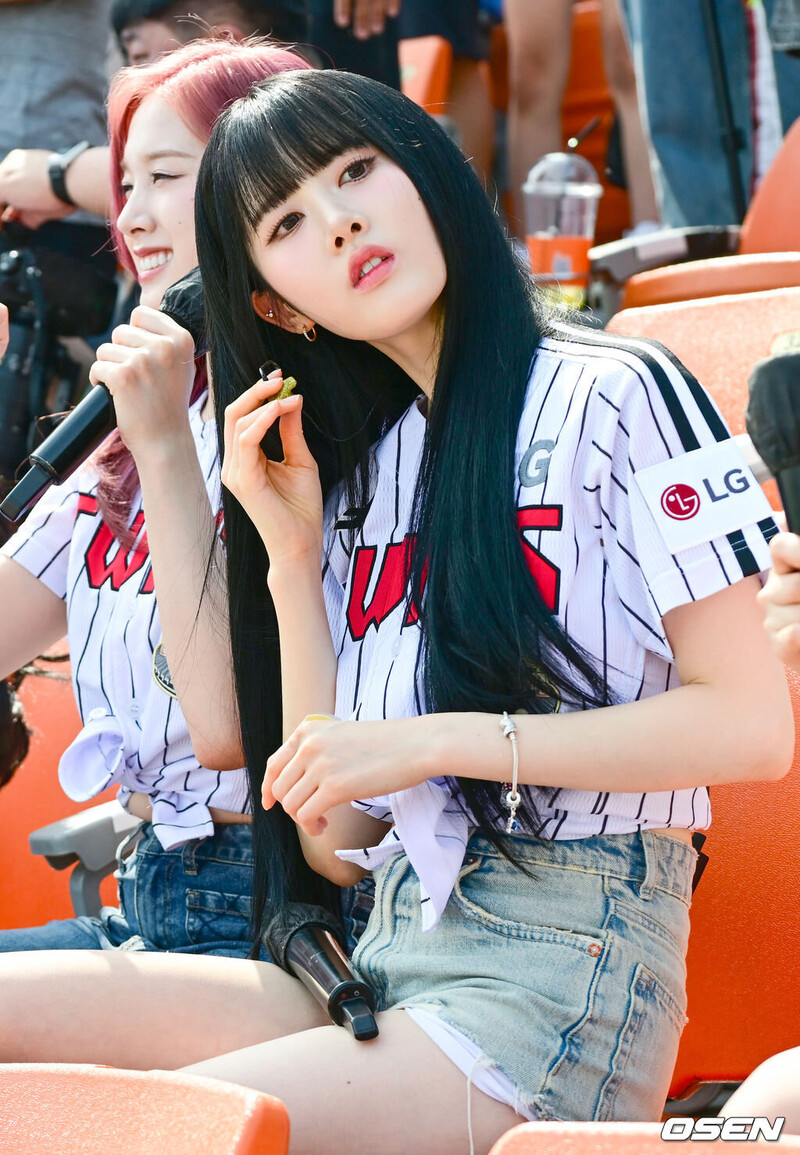 240504 STAYC Sieun - 2024 Shinhan Bank SOL KBO League in Jamsil Stadium documents 1