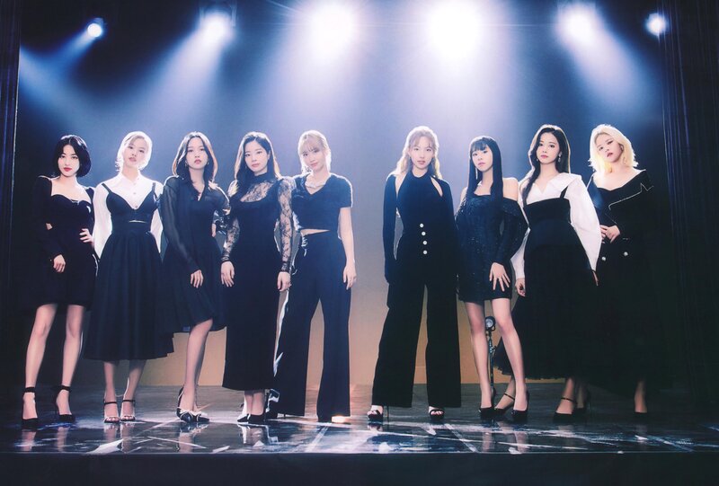 TWICE JAPAN DEBUT 5th Anniversary 『T・W・I・C・E』 - 1st Limited Edition Photo Booklet (Scans) documents 2