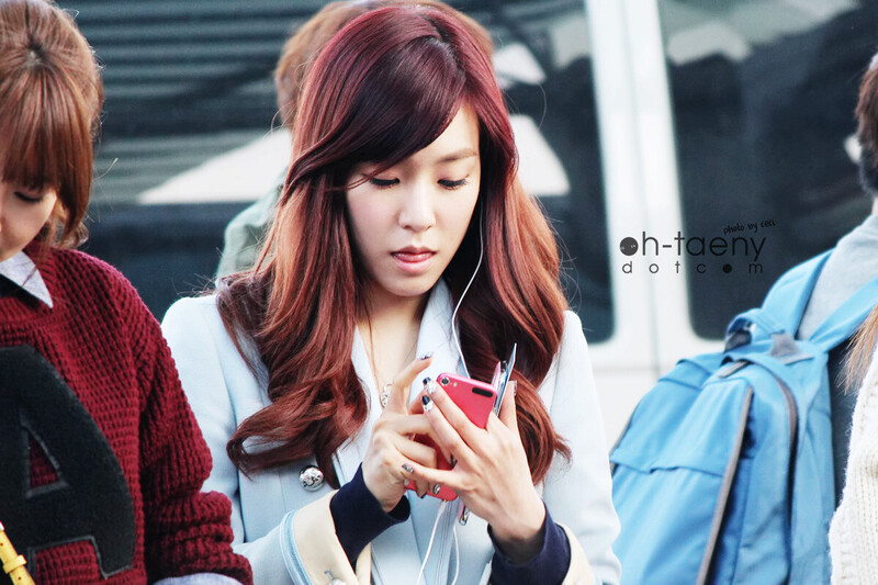 130308 Girls' Generation Tiffany at Incheon Airport documents 4