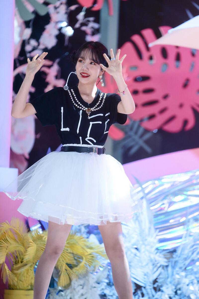 220605 Jo Yuri - 'Love Shhh!' at Inkigayo documents 28