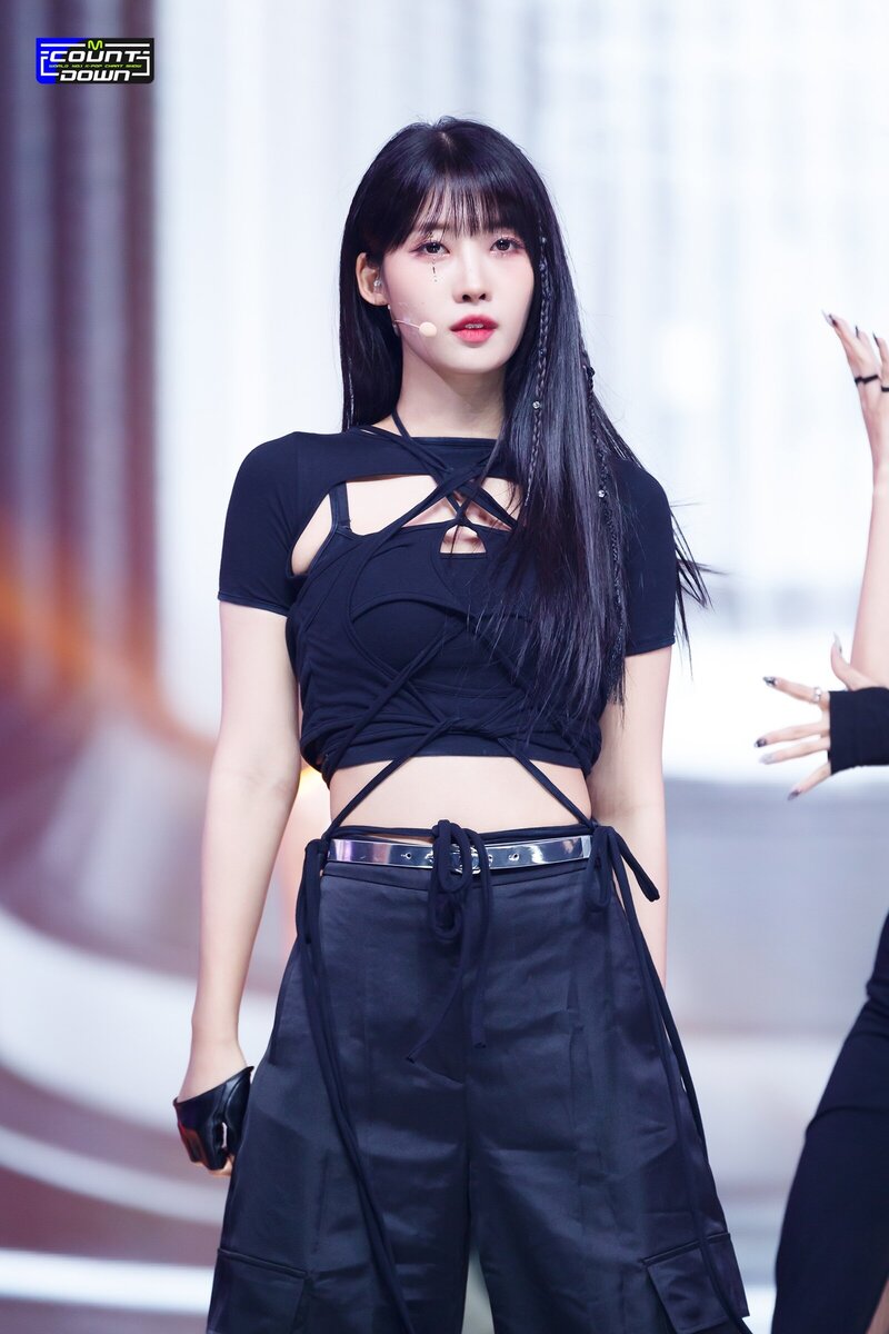 230824 EVERGLOW Sihyeon - 'SLAY' at M COUNTDOWN documents 2