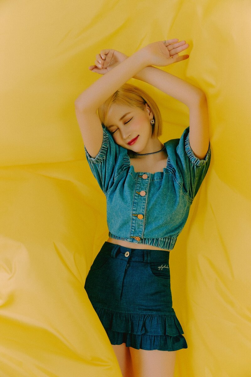 WJSN Dayoung for Universe 'Feel the Breeze' Photoshoot 2022 documents 2