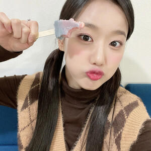 210117 April Twitter Update - Naeun