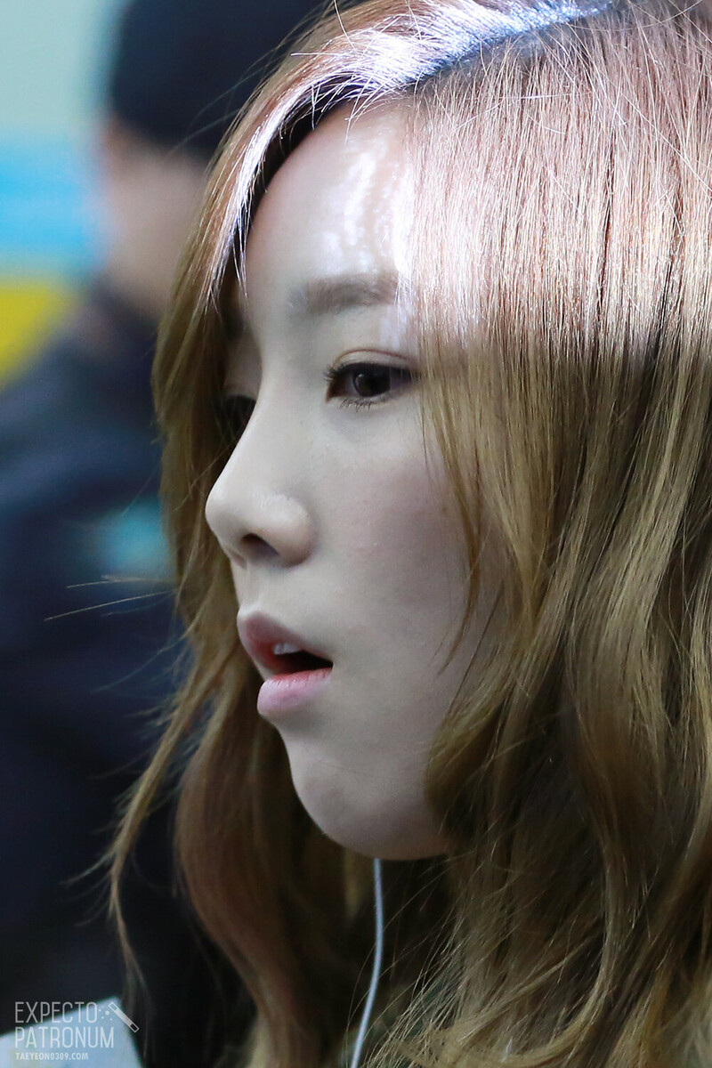 121109 Girls' Generation Taeyeon at Gimpo & Incheon Airports documents 2