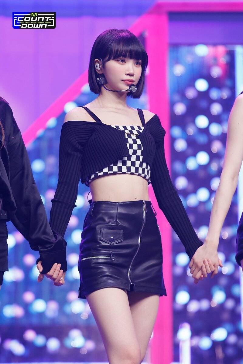 220505 LE SSERAFIM's Chaewon - 'Fearless' and 'Blue Flame' at M Countdown documents 11