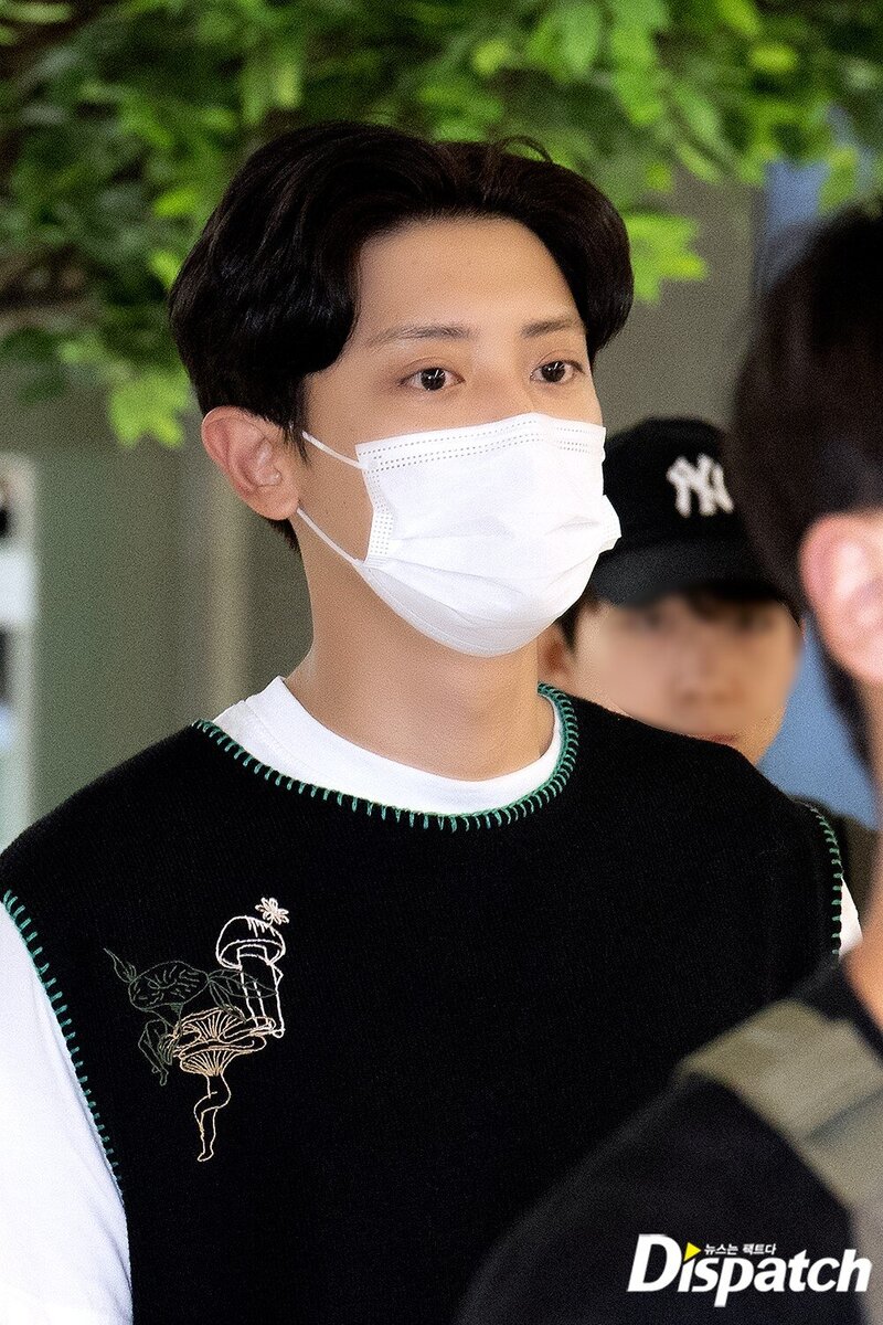 230610 EXO Chanyeol at Gimpo Airport documents 3